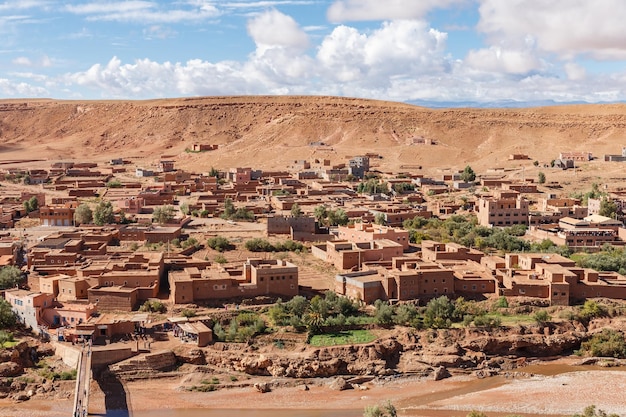 Río Ounila y Ait Ben Haddou Mountain View desde Ksar Ait Ben Haddou Marruecos