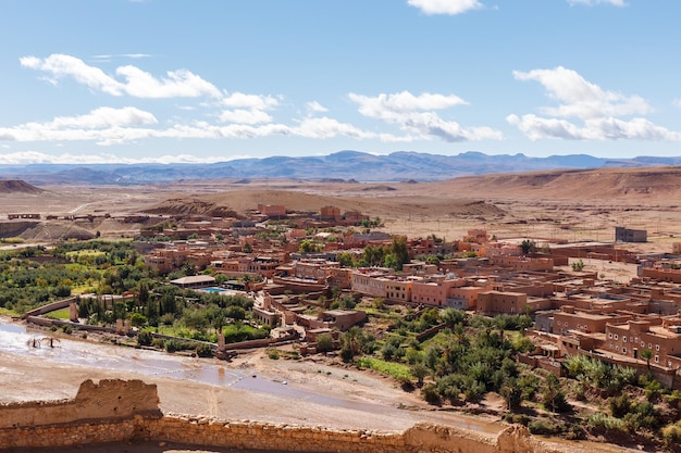 Río Ounila y vista a la montaña Ait Ben Haddou desde Ksar Ait Ben Haddou Marruecos