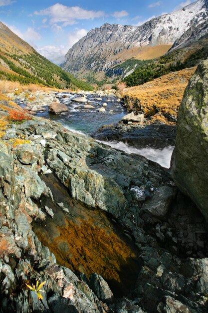 Río de paisaje de montaña