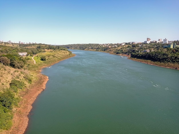 Río paraná en la frontera con brasil y paraguay