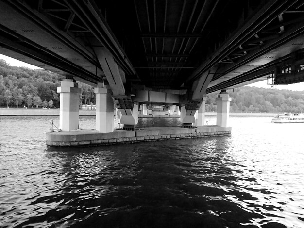 Foto rio passando abaixo da ponte