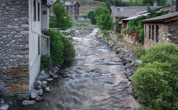 Rio passando entre casas