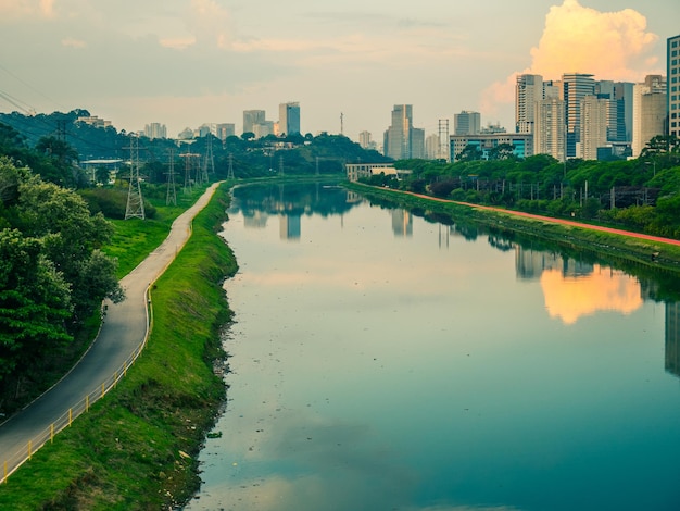 Río Pinheiros y carriles para bicicletas