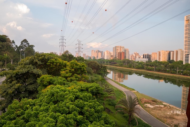 Río Pinheiros y carriles para bicicletas