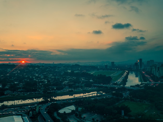 Foto río pinheiros rodeado de árboles y oficinas.