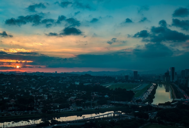 Río Pinheiros rodeado de árboles y oficinas