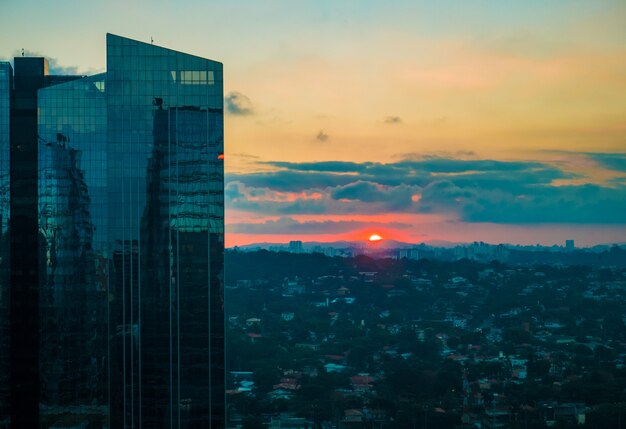 Río Pinheiros rodeado de árboles y oficinas