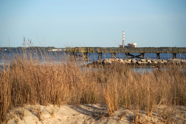 El río y la playa de York en Yorktown, Virginia, con vistas al puente Coleman y a la bahía de Chesapeake