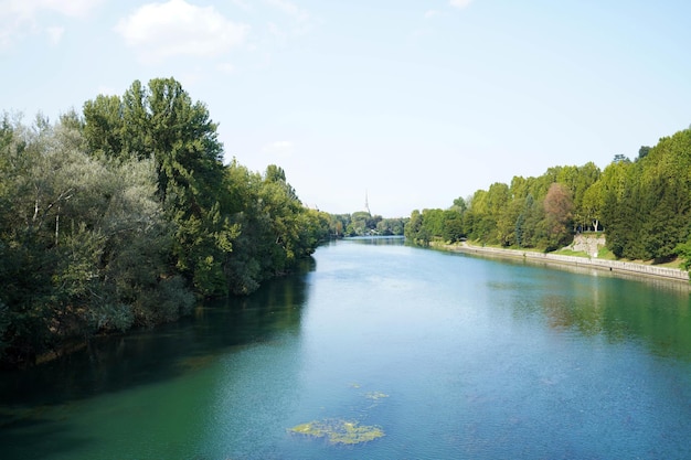 Río Po flanqueando el parque Parco del Valentino en Turín, Italia