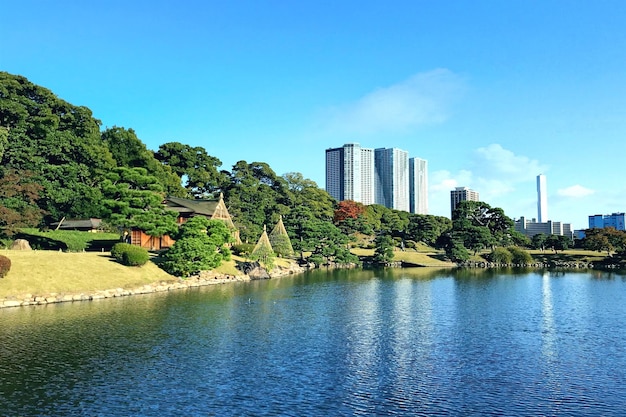 Foto rio por cidade contra o céu azul