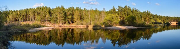 Río de primavera entre el panorama de los bosques.