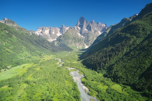 Río de primavera en el valle de la montaña