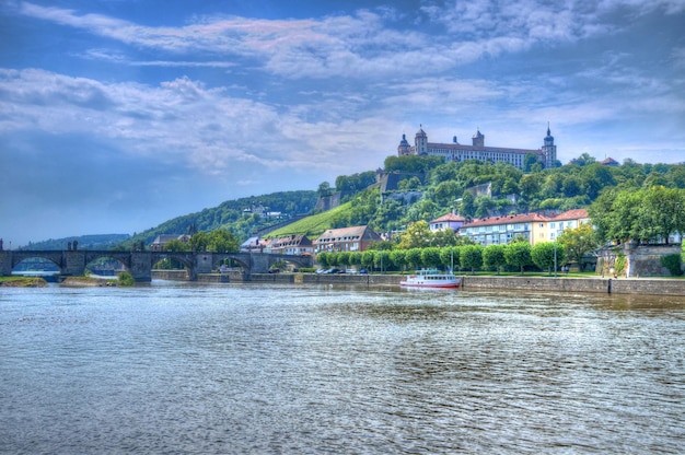 Rio principal com o castelo da fortaleza de marienberg wurzburg bayern alemanha