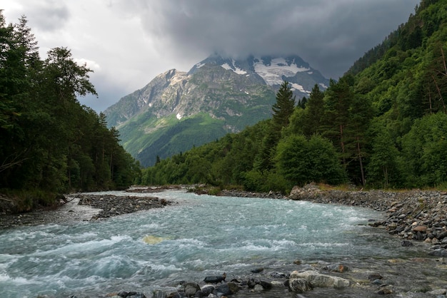 Rio Psysh e as montanhas do Cáucaso em um dia ensolarado de verão Arkhyz KarachayCherkessia Rússia