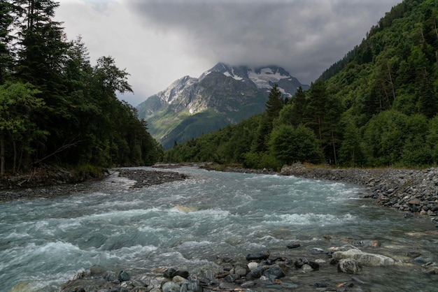 Rio Psysh e montanhas do norte do Cáucaso perto da aldeia de Arkhyz Karachay Cherkessia Rússia