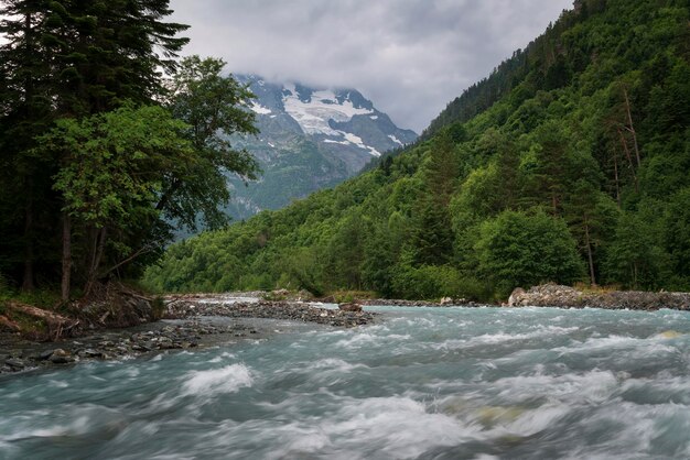 Foto rio psysh nas montanhas do cáucaso do norte em um dia de verão ensolarado arkhyz karachaycherkessia rússia