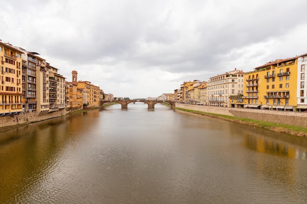 Un río con un puente y edificios sobre él.