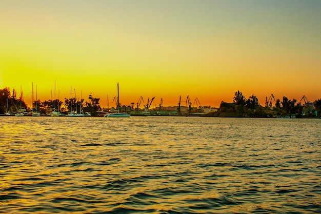 Río y puerto de yates al atardecer