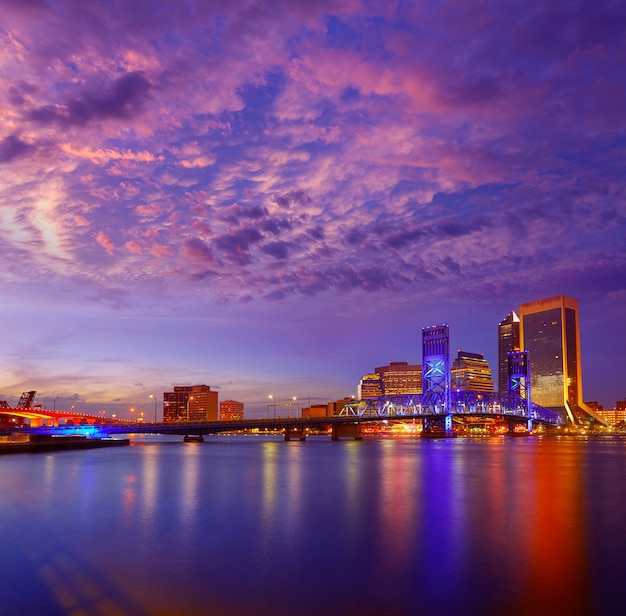 Río de la puesta del sol del horizonte de Jacksonville en la Florida