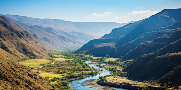 Un río que atraviesa un valle.