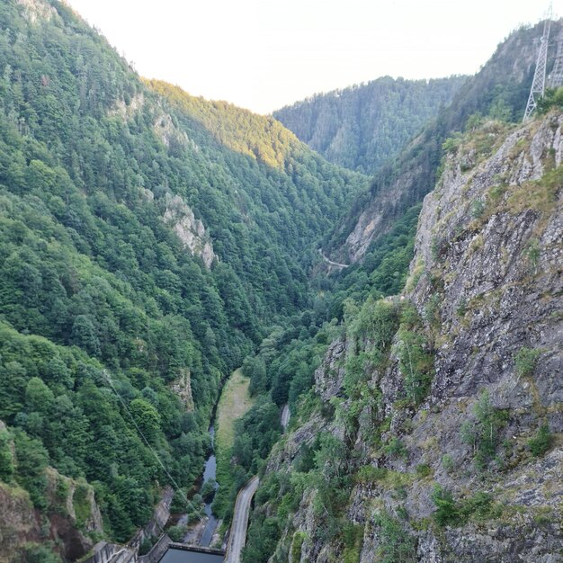 Un río que atraviesa un valle.