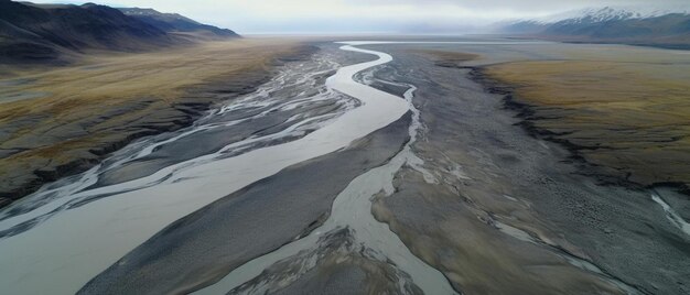 Foto un río que corre a través de un desierto con un río que fluye a través de él