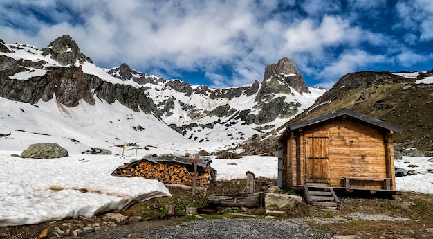 Río que fluye por las montañas en los Alpes franceses.