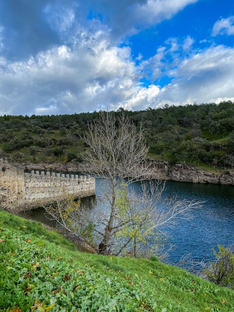 Río que fluye con montañas por la mañana.