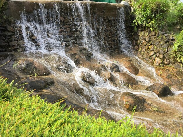 Río que fluye a través de las rocas