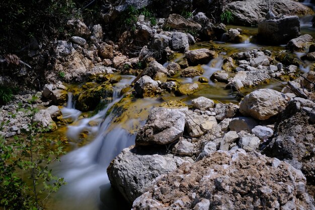 Foto río que fluye a través de las rocas