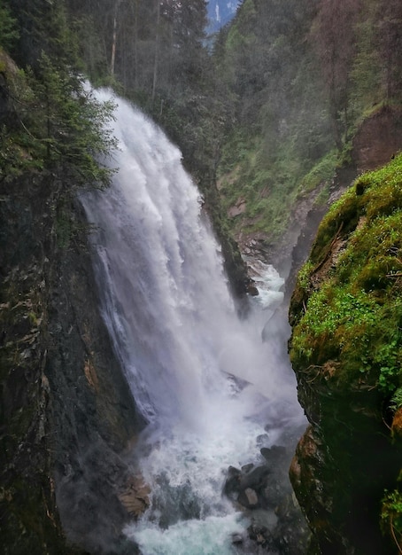 Foto río que fluye a través de las rocas