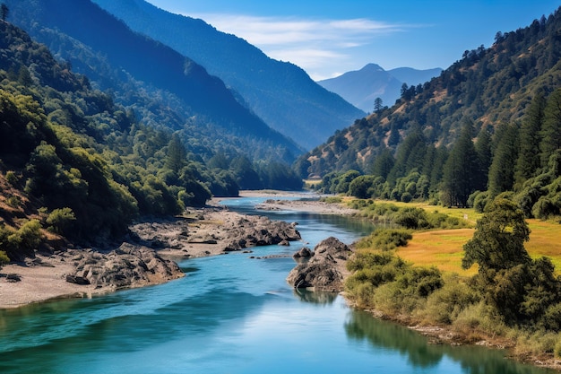 Río que fluye a través de una zona montañosa