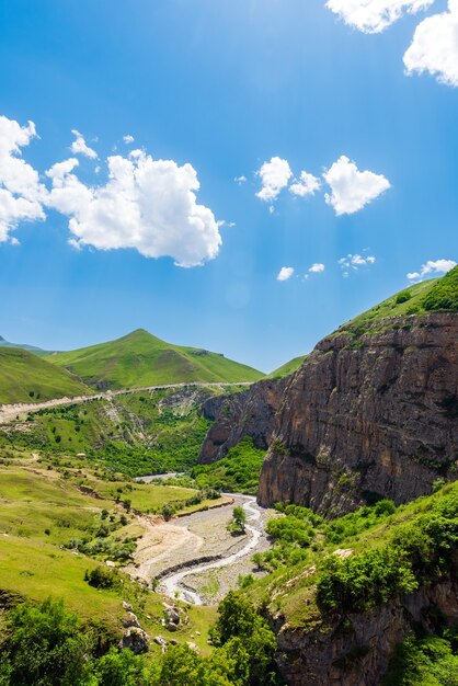 Rio rápido de montanha no vale