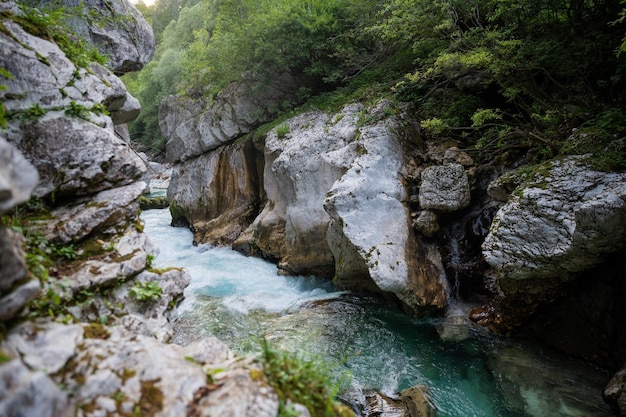 Foto río rápido de soca que fluye a través del acantilado de la gran garganta