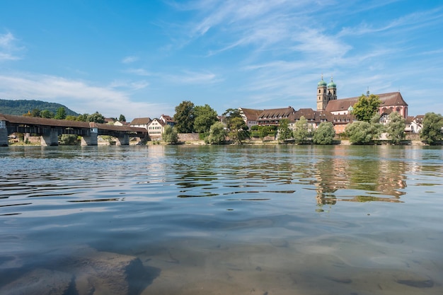 El río Rin con el histórico puente de madera y Fridolins minster en Bad Saeckingen en verano, Selva Negra, Baden-Wurtemberg, Alemania, Europa