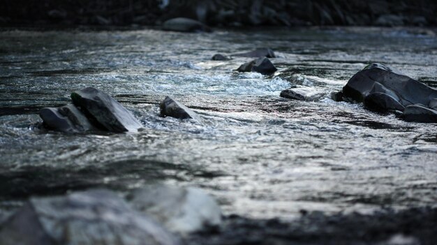 Un río con rocas y rocas en el agua.