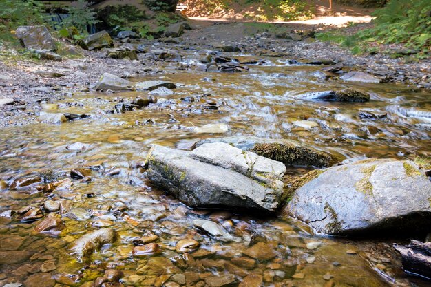 Foto rio rochoso nas montanhas perto da cachoeira shypit nas montanhas dos cárpatos grandes pedras