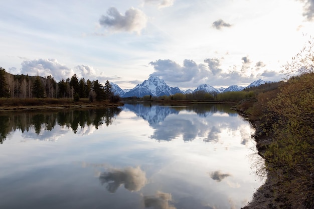 Río rodeado de árboles y montañas en el paisaje americano.