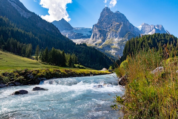 Río Rychenbach en Meiringen, Berna, Suiza con el glaciar Rosenlaui en la espalda