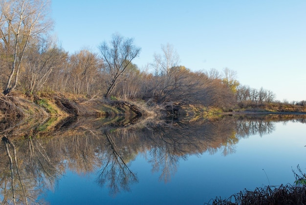 Río Salmysh en la mañana región de Orenburg Rusia