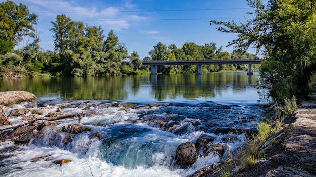 Río salvaje en el norte de Italia