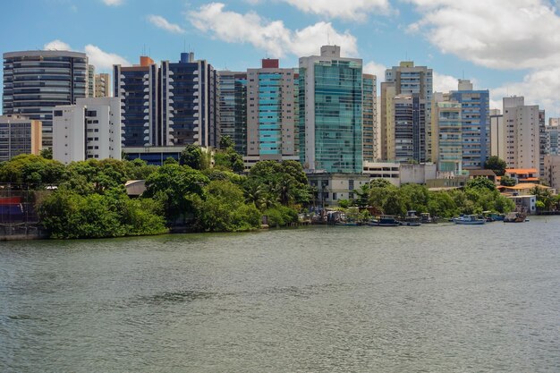 Foto rio santa maria e edifícios em praia do canto, em vitória, brasil
