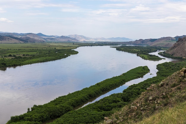El río Selenga sinuoso más grande que desemboca en la vista superior del lago Baikal