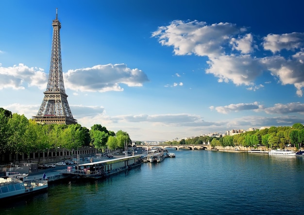 Rio Sena e Torre Eiffel em Paris, França