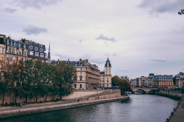 Foto río sena edificios históricos parisinos un puente de piedra en la distancia viajes y conceptos de viaje