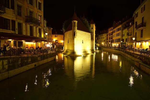 El río Sena de noche con una pequeña fuente en primer plano