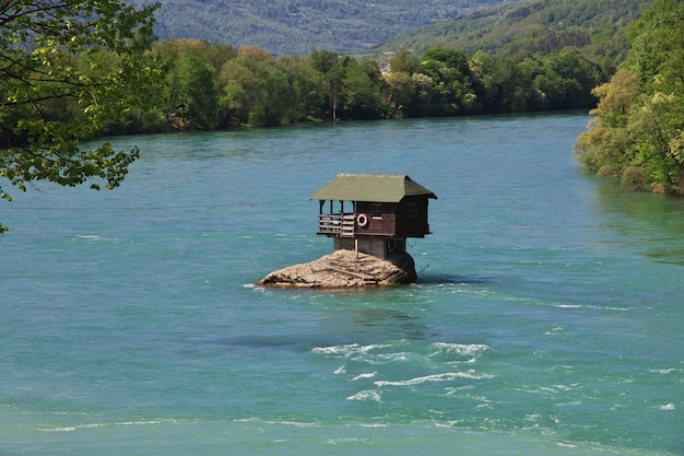 Río en Serbia, montañas de los Balcanes