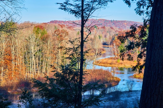 Río serpenteando a través de Michigan a fines del otoño con colores apagados