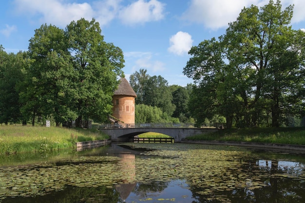 Rio Slavyanka e Ponte da Torre Pill no Parque Pavlovsky Pavlovsk São Petersburgo Rússia