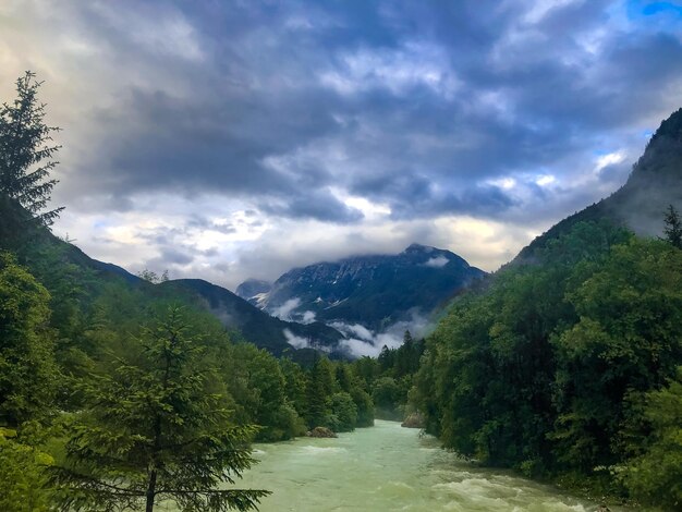 Foto rio soca rijeka eslovénia alpes kanyon rio azul água fria rochas nuvens floresta